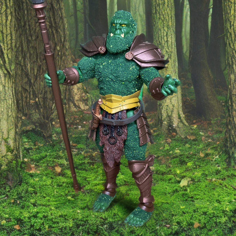 Bryophytus aparece solo en un verde bosque. Está de pie con los brazos extendidos a los lados, con aspecto poderoso y preparado. Se aprecia la detallada armadura de sus hombros, pecho y piernas, que complementa la textura única de su piel musgosa.