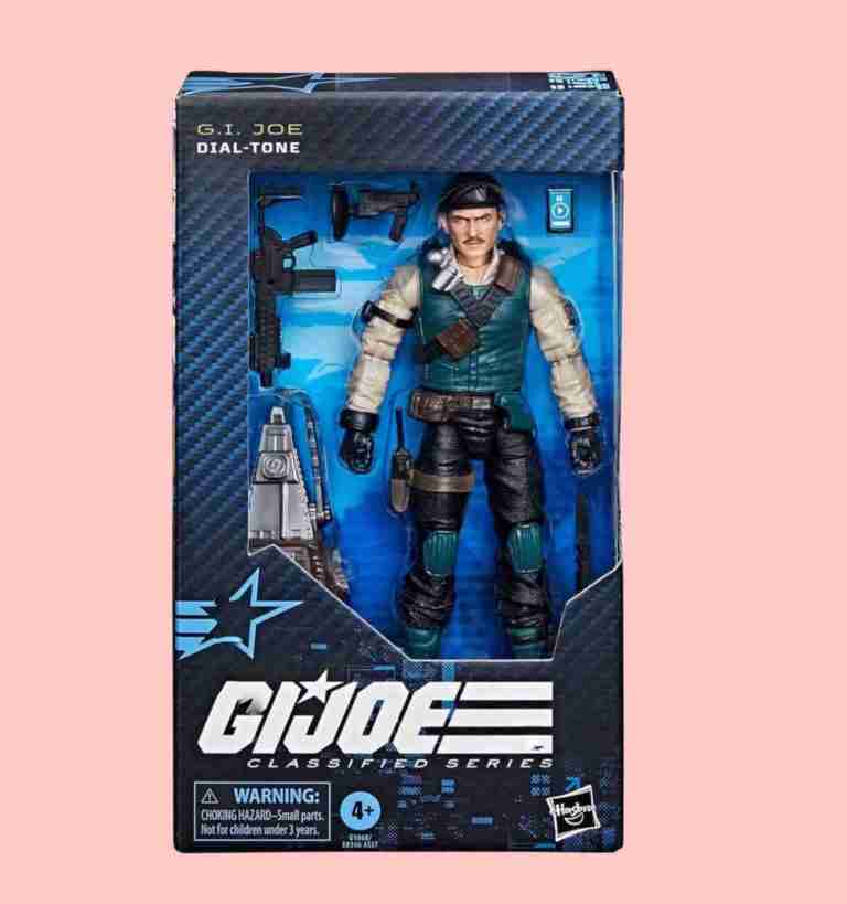 Um close da figura do G.I. Joe Classified Series Dial-Tone em sua vibrante embalagem com janela, mostrando seu uniforme verde e sua mochila de comunicação.