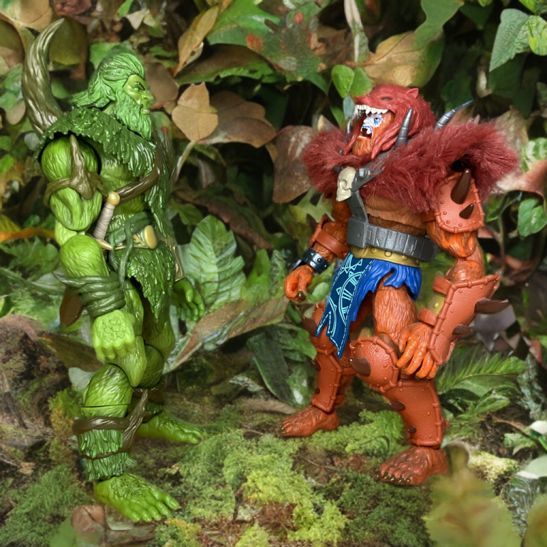 L'homme-bête mesure l'imposant homme-mousse sur un fond de forêt.