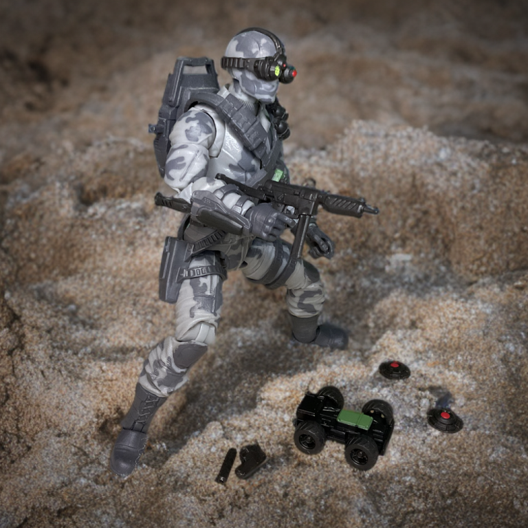 Firefly #84 aus der G.I. Joe Classified Series, in Stealth-Hocke mit Infrarotbrille und Sprengzünder, der sein bewegliches Design hervorhebt.
