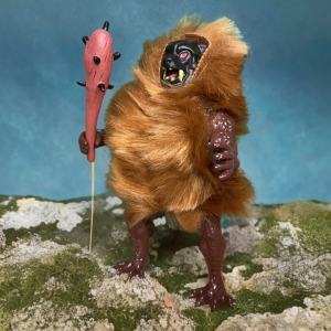 Grizzlewolf en posición agachada sobre una roca, rodeado de tundra.