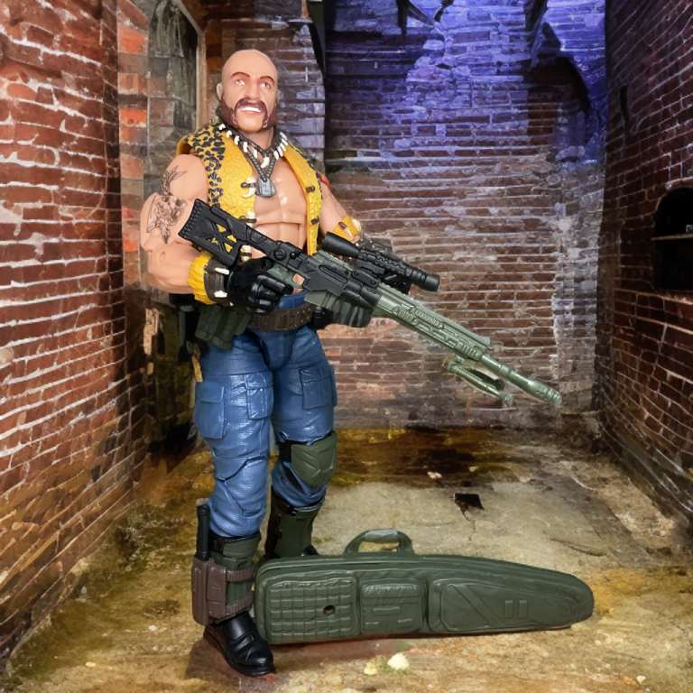 Gnawgahyde de la série G.I. Joe Classified #125, posé avec son fusil de sniper, vêtu d'un gilet imprimé léopard et d'un chapeau mou, dégageant une menace robuste.