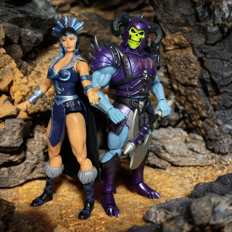 Evil Lynn steht mit Battle Armor Skeletor vor einem bergigen Felsvorsprung.