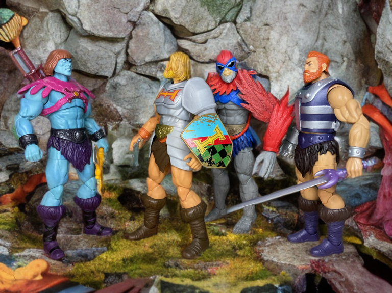 Die Action-Figuren von He-Man, Stratos und Fisto stehen Faker in einer felsigen Schlucht gegenüber.