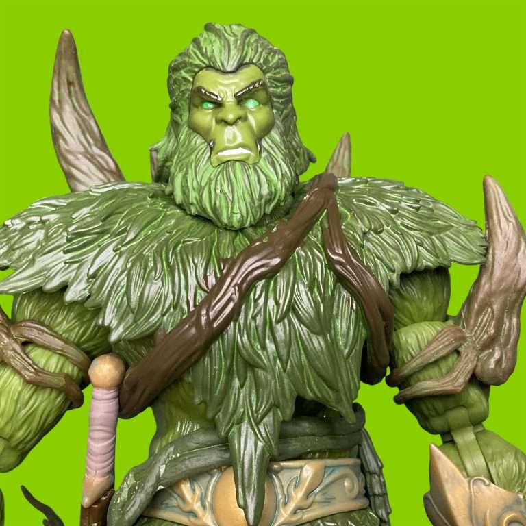 Gros plan sur la figurine de l'homme-mousse de New Eternia du Masterverse, qui présente une sculpture de 8,25 pouces ressemblant à un arbre, avec des textures moussues et des couleurs vertes profondes.