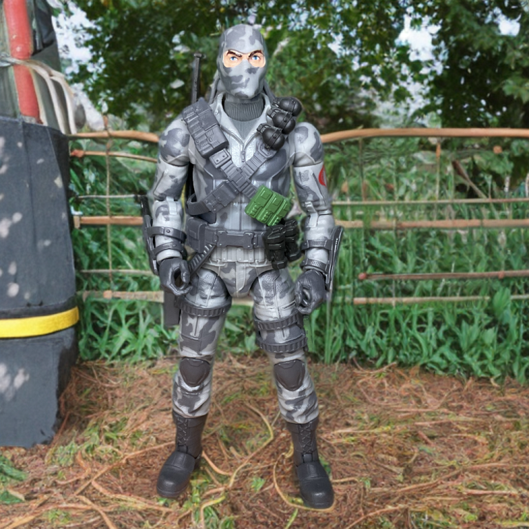Firefly #84 Actionfigur steht unbewaffnet vor einem Zaun mit bewaldetem Hintergrund.
