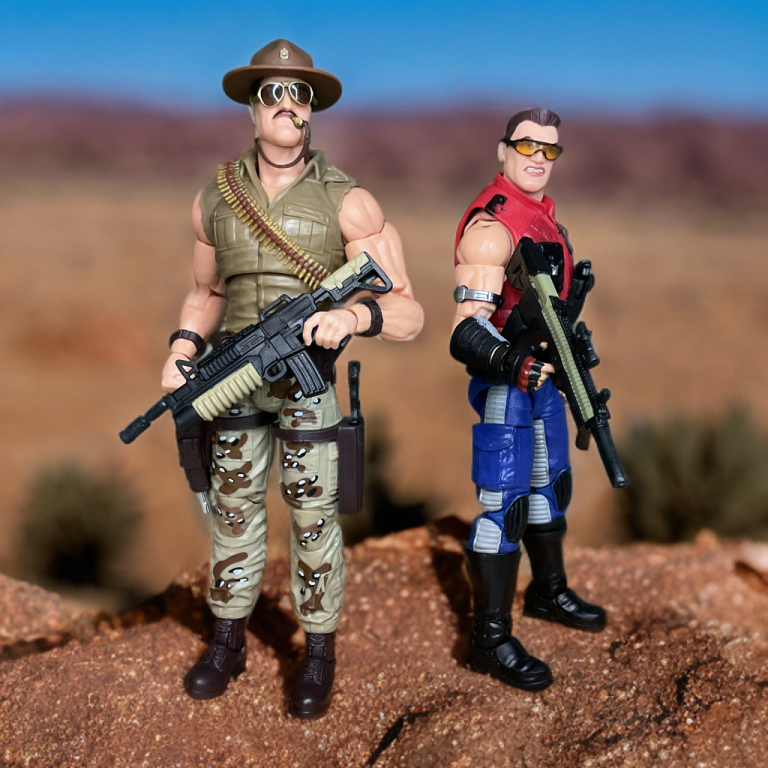 Figuras de ação do Sgt. Slaughter e Mercer Stratton posadas dinamicamente em um cenário com tema de deserto.