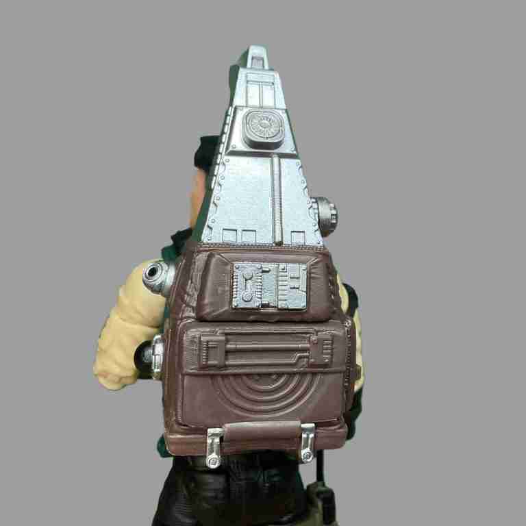 O acessório da figura G.I. Joe Classified Dial-Tone apresenta uma mochila de comunicação detalhada, lançador de granadas e boina removível.