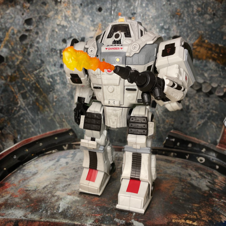 A Cobra S.N.A.K.E. Battle Armor, parte do G.I. Joe Classified #162, fica em uma base com blaster de antebraço e pistola.