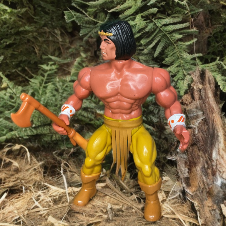 Una figura de acción Remco Arak Hijo del Trueno de 1982 está de pie en un bosque, con el hacha en alto, frente a las figuras Gecko morado e Hydraz marrón en una dramática escena fotográfica con exuberante vegetación y desiertos arenosos.
