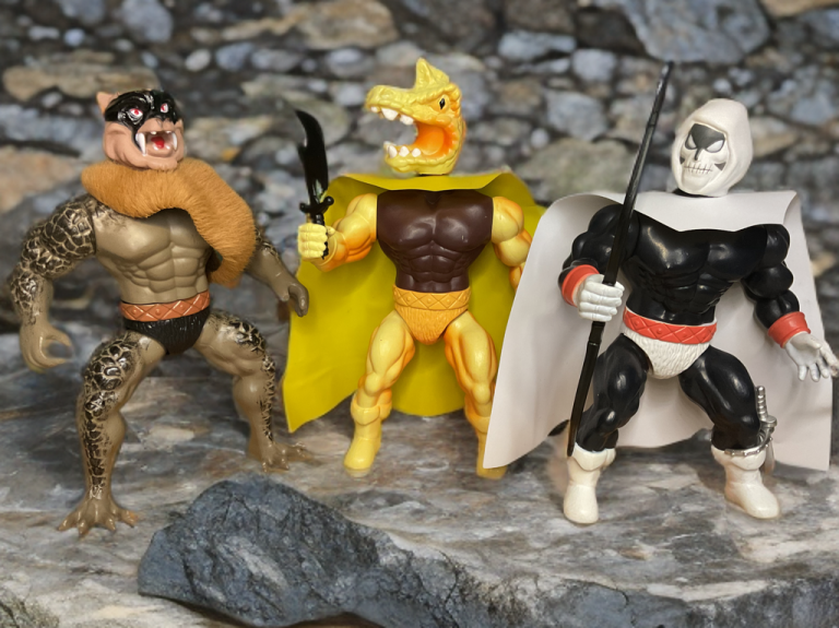 Wolf Warrior, Ramyr e Skull Man agrupados em uma plataforma com vista para os picos verde-azulados.