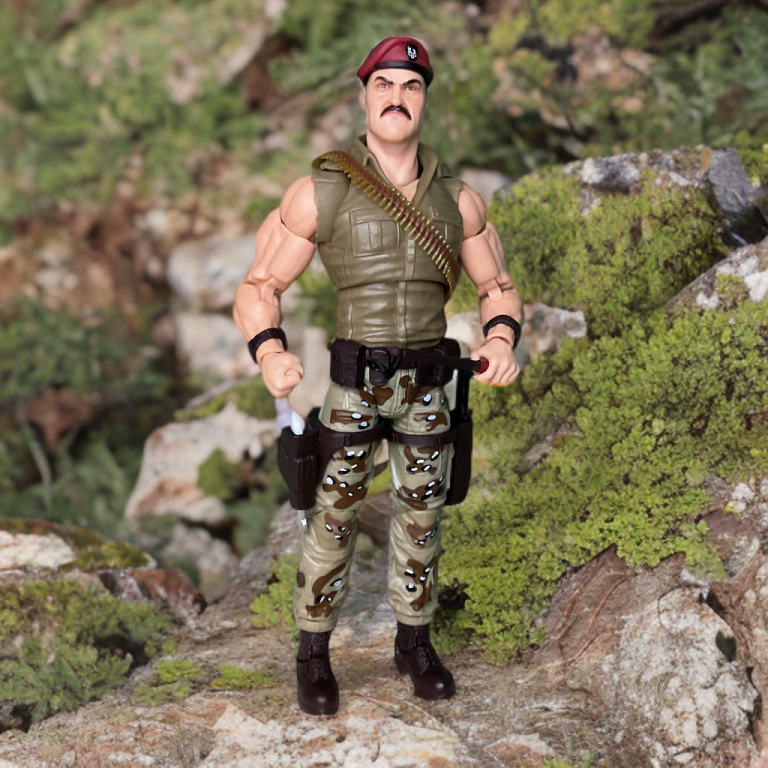 O Sargento Slaughter se destaca com sua jaqueta camuflada e boina em um fundo de floresta rochosa.