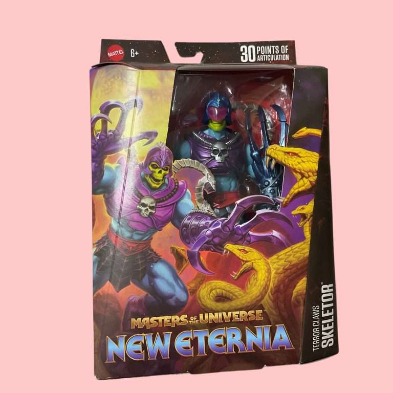 Uma figura de ação de 7 polegadas do Masterverse Terror Claws Skeletor em uma caixa de janela vibrante, mostrando suas garras enormes, capacete metálico e armadura roxa.