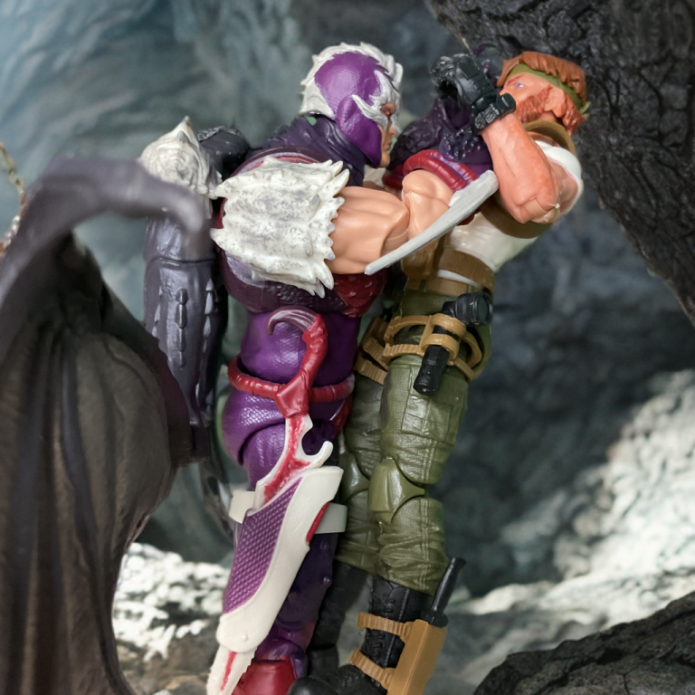 Une photo détaillée du G.I. Joe Classified #140 Nemesis Immortal qui malmène Outback avec aisance.
