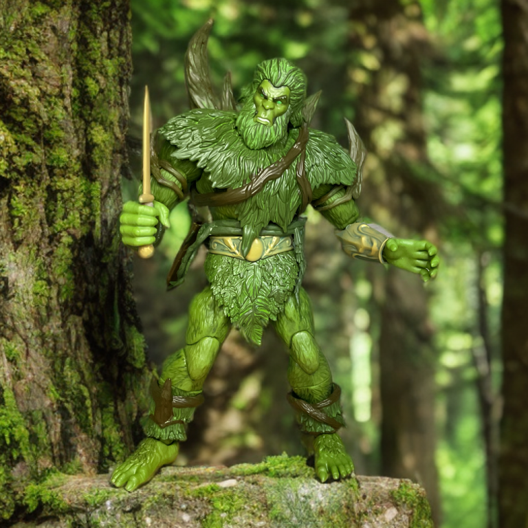 Figurine Masterverse Moss Man avec sa ceinture et son accessoire dague, mettant en valeur les textures moussues et les détails complexes de la sculpture.