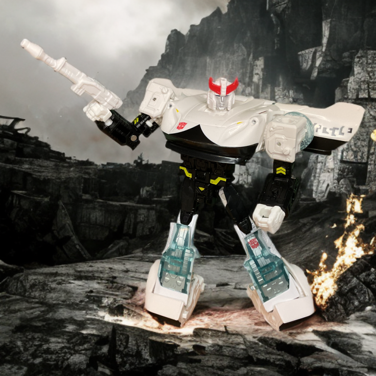 A detailed review overview of the Transformers Siege Deluxe WFC-S23 Prowl figure, a 5.5-inch robot highlighting G1 homage, modular accessories, and 4.6-star ratings, with packaging art showing action on Cybertron and compatibility icons for Battle Masters.
