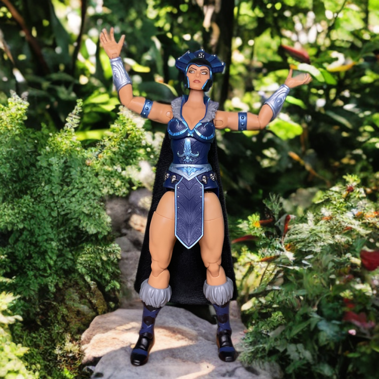 Die Masterverse Evil-Lyn-Figur ist an 30 Punkten beweglich und zeigt ihre detaillierte Oberschenkelskulptur und ihre Metallstacheln.