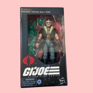 La figurine G.I. Joe Classified Series #159 dans son emballage à fenêtre, montrant une épée spectrale et un hypno-bouclier, avec une illustration de Cobra en arrière-plan.