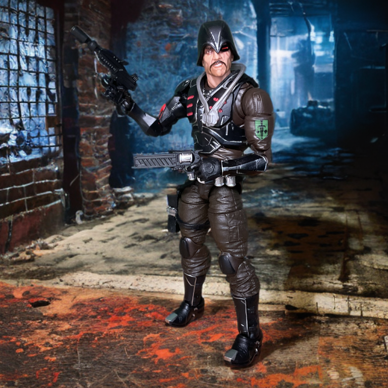 Figura de 15 cm del Mayor Bludd en una pose dinámica, con una pistola en la mano y un casco desmontable, en un edificio abandonado.