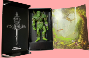 Boîte à fenêtre collector de Masterverse Moss Man avec une illustration forestière vibrante, présentant la figurine et les accessoires pour les fans de MOTU.