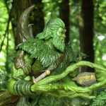 Seitenansicht der New Eternia Moss Man Figur, die die detaillierte Ranken- und Rindenskulptur, die Blattschulter und den abnehmbaren Brustpanzer hervorhebt.