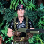 A figura de ação Flint da Retro Collection em uma pose de comando, segurando um rifle sniper, com seu estojo em estilo retrô com arte inspirada nos anos 1980, evocando a era A Real American Hero de G.I. Joe.