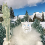Snow Wolf espelhado em uma borda nevada com estalactites geladas e um céu azul.