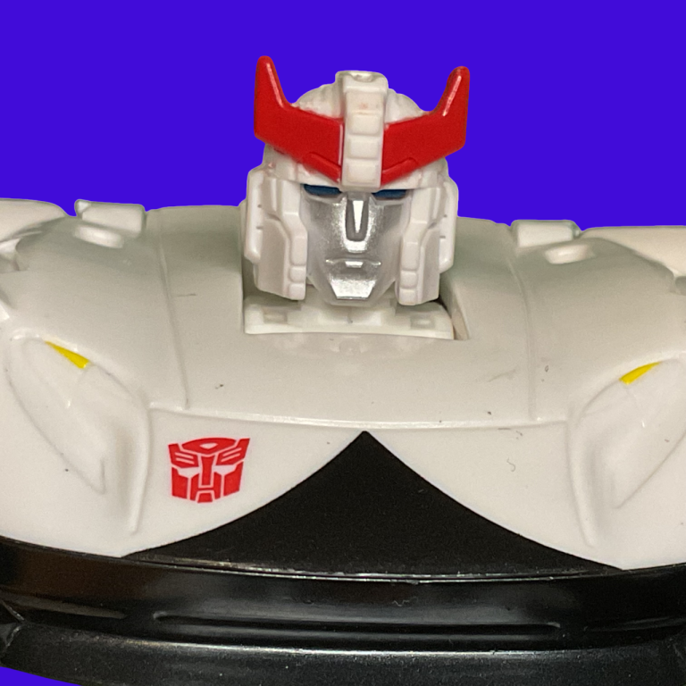 Pros/cons list for Siege Prowl: Strengths include G1 homage, 24-point articulation, intuitive transformation, and modular accessories; cons cover lightweight build, plain white deco, missing cannons, and minor proportion issues. Comparisons to Ironhide and prior molds favor its sturdiness, with an 8/10 recommendation for Prowl enthusiasts.
