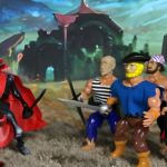 Sob um sol baixo que projeta longas sombras, os Pirates of the Galaxseas - figuras musculosas com cicatrizes, armas e estilo pirata - estão em poses dramáticas em uma ilha tropical. Suas formas de plástico, em meio a praias douradas e ruínas, evocam um confronto eterno entre bucaneiros vivos e inimigos mortos-vivos.