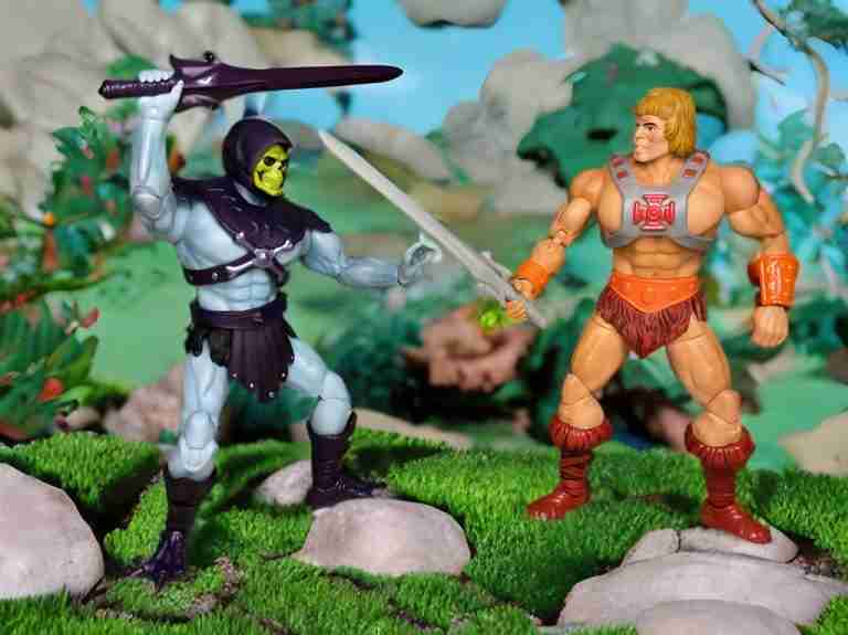 Skeletors Skelettgesicht leuchtet grün, als er in einer Tempelruine einen Zauber spricht, während He-Man sich in einer Szene aus dem Masterversum zum Angriff bereit macht.