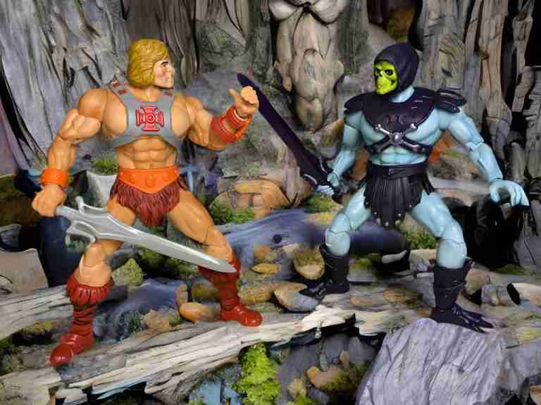 Skeletor in seiner lilafarbenen Rüstung überfällt He-Man in einem vulkanischen Abgrund. Ihre metallischen Waffen prallen in einem dynamischen Diorama mit glühendem Schädel und felsigem Gelände aufeinander.