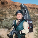 Dialtone no deserto, segurando seu telefone via satélite, aguardando suas próximas ordens para a missão de operações especiais.