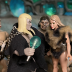 Conjunto de figuras de ação inspiradas em Frazetta em poses dinâmicas, mostrando bárbaros musculosos, guerreiros e monstros em ambientes de fantasia.