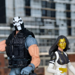 Le 2-Pack Marvel Legends présente les figurines de Madame Masque et Crossbones. Il est livré avec 18 accessoires, dont des pistolets, des mains et des effets de fumée.