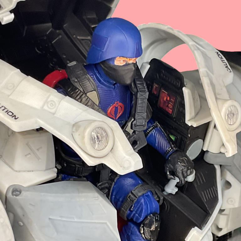 Close-up da cabeça do capacete do traje Cobra S.N.A.K.E., com aberturas articuladas na mandíbula e um canhão de energia verde venenoso, da G.I. Joe Classified Series.