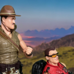 As figuras de ação Sgt. Slaughter e Mercer Stratton posaram dinamicamente para a análise do pacote de dois exemplares da Fantasy Action Figures.