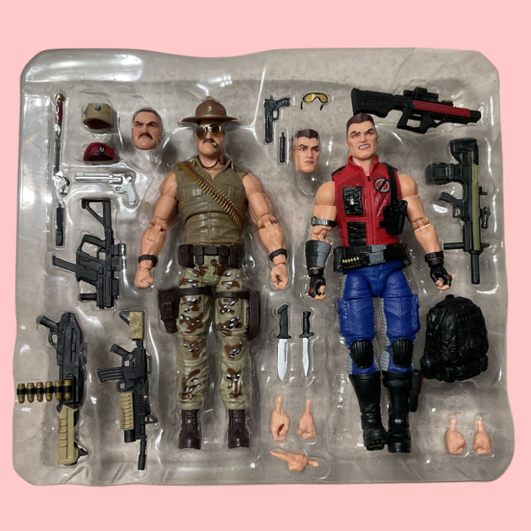 Abra a embalagem de dois pacotes do G.I. Joe Classified #173, revelando a figura musculosa do Sargento Slaughter com um chapéu de sargento e a estrutura esguia de Mercer Stratton com uma mochila modular, cercada de acessórios.