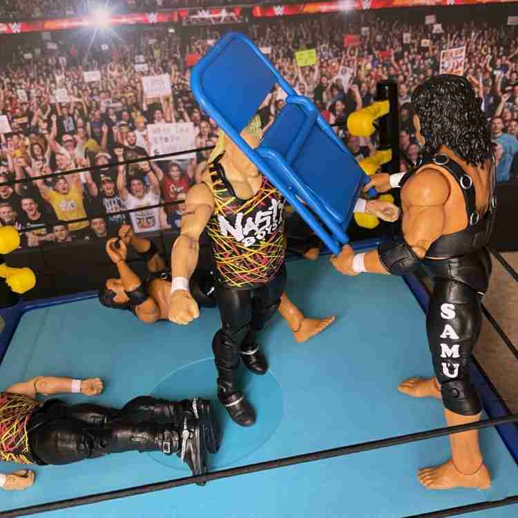 Samu acerta Brian Knobbs com um chute na cadeira.