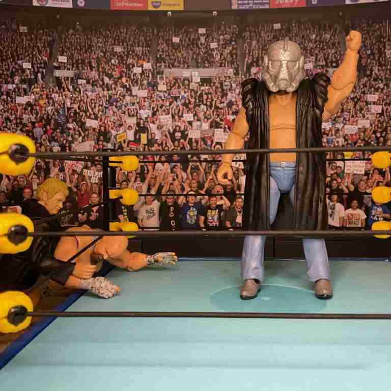 Die siegreiche Shockmaster-Actionfigur steht über dem niedergeschlagenen Bastion Booger, die Arme triumphierend erhoben, mit Harley Race in der Nähe.