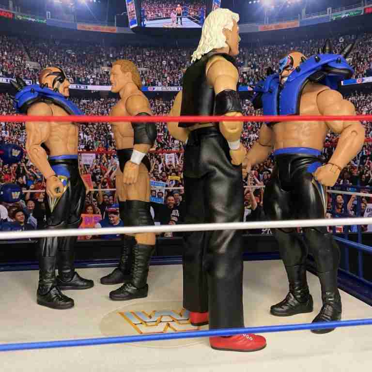 Die Road Warriors Hawk und Animal in einem spannenden Face-Off gegen die Skyscrapers Sid Vicious und Dan Spivey, die alle aggressiv im Stahlkäfig vor dem Hintergrund der Arena posieren.