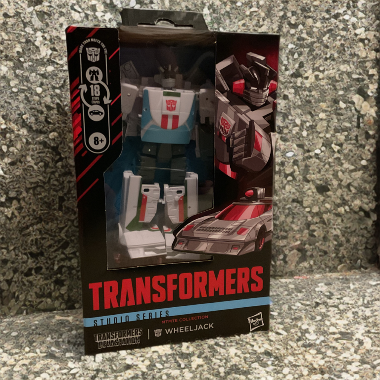 Packaging box for the Deluxe Class Devastation Wheeljack, displaying game art in both robot and vehicle forms.