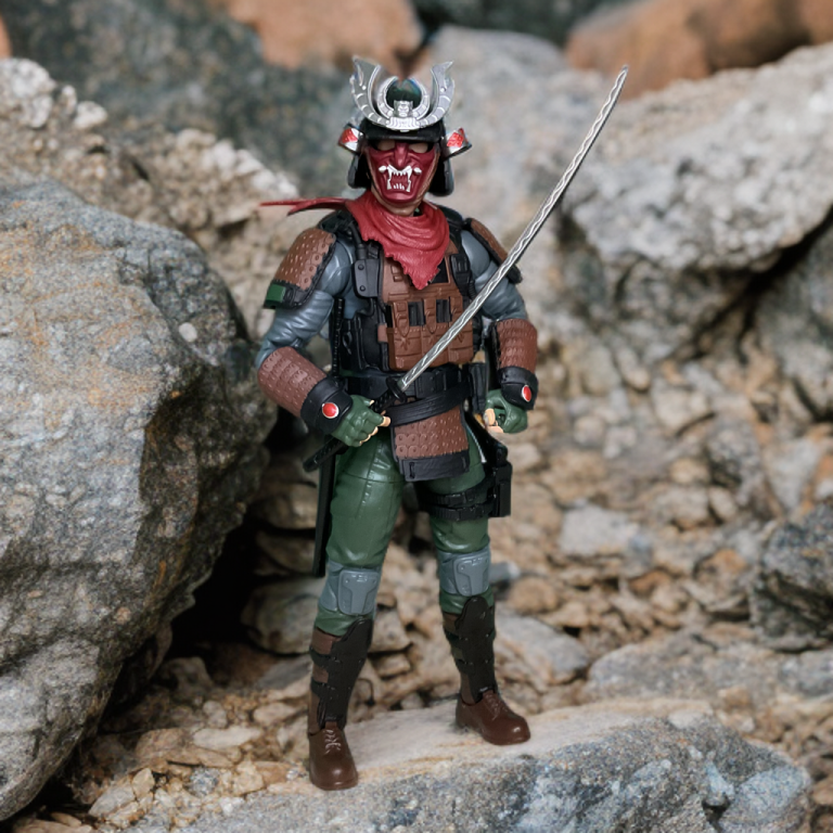 G.I. Joe hat Budo in einer purpurroten Samurai-Rüstung klassifiziert, die vor einer felsigen Kulisse eine Kiba-dachi-Stellung einnimmt.