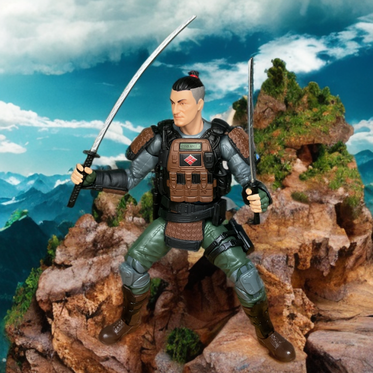 Uma foto de ação do Budo classificado do G.I. Joe saltando com uma katana, usando um kabuto tático no topo de uma montanha.