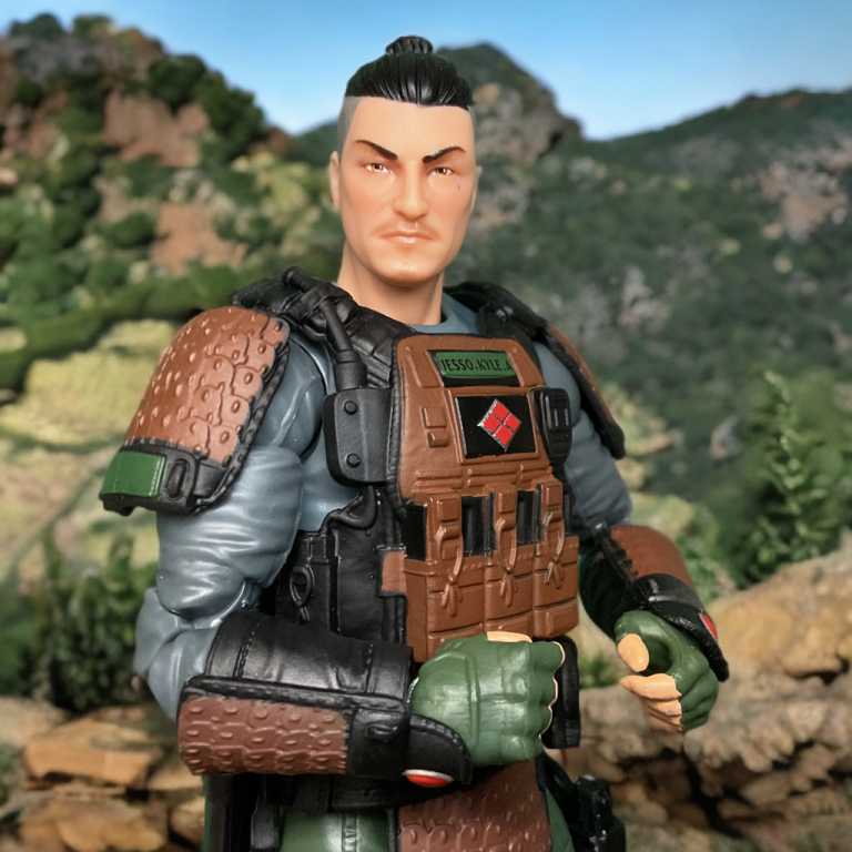 Eine Nahaufnahme der G.I. Joe Classified Budo-Figur mit einem Haarknoten vor einer Bergkulisse.