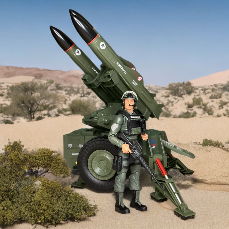 Eine 6-Zoll-G.I. Joe Classified Hawk-Figur in grüner Uniform steht vor dem Mobile Missile System, einem schwarz-olivfarbenen Anhänger mit drei rot bestückten Raketen, der vor einer Wüstenkulisse aufgestellt ist.