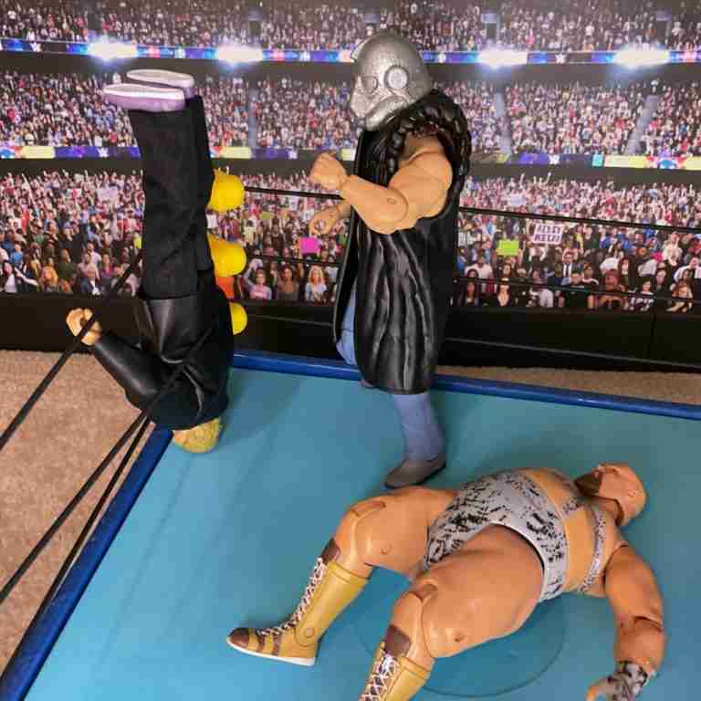 Shockmaster-Actionfigur, die dem Manager Harley Race einen Schlag verpasst, während Booger besiegt auf der Matte liegt.