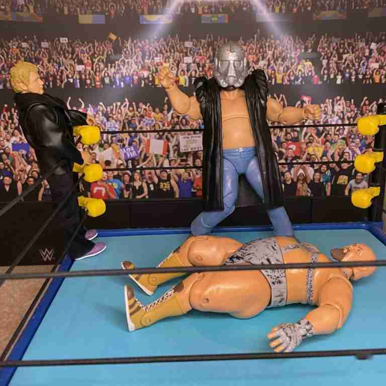 Die Shockmaster-Actionfigur misst einen am Boden liegenden Bastion Booger für einen Big Splash und steht in der Nähe der Seile.
