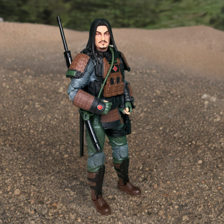 Eine detaillierte Ansicht der Budo Classified #174 Figur, die ihre Beweglichkeit mit einem Kehlkopfschutz zeigt.