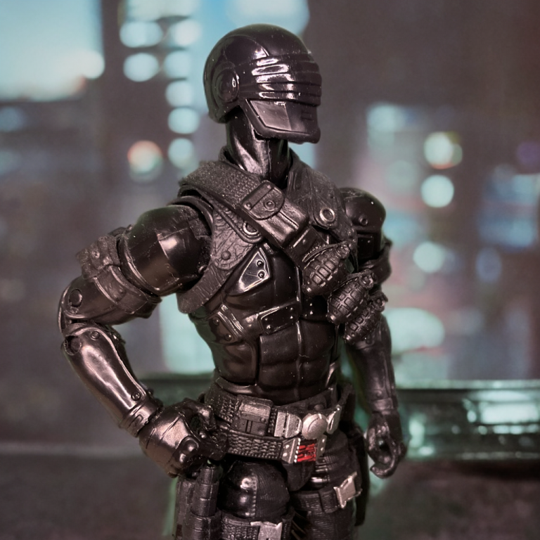 Close do Snake Eyes em frente a um plano de fundo abstrato.
