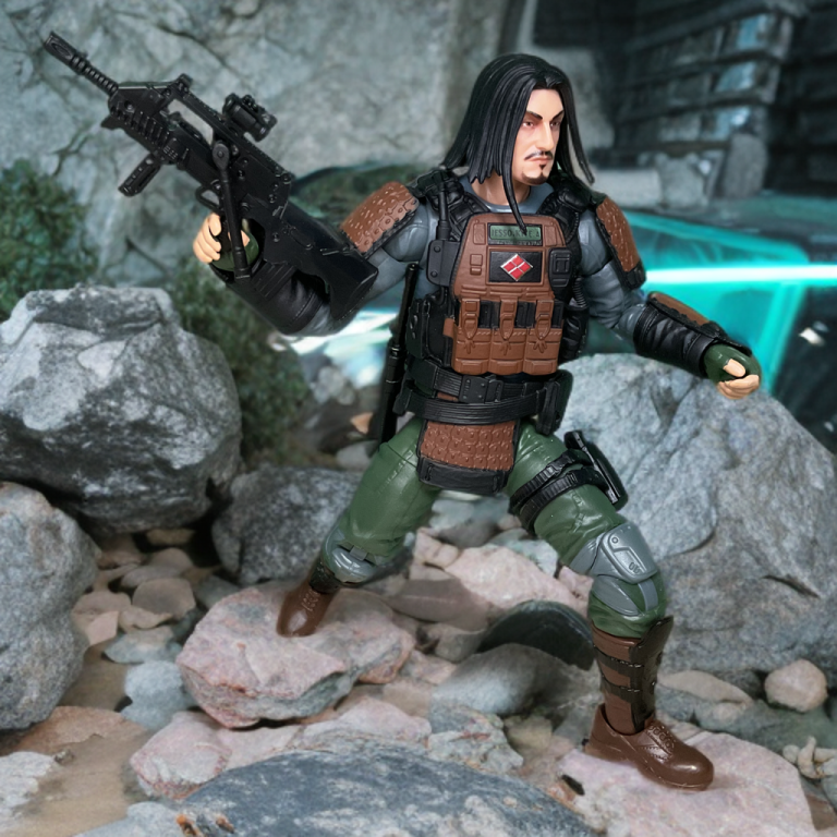 Uma imagem da figura do Budo's Classified #174 em equipamento tático, segurando um rifle.